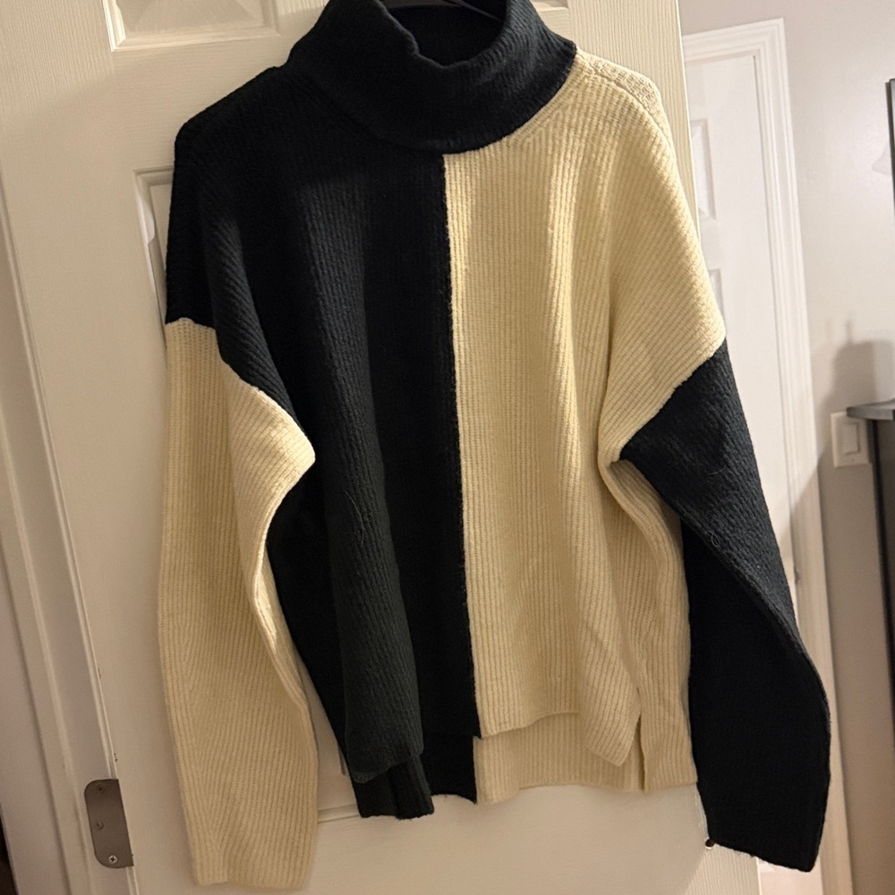 Abercrombie & Fitch Black and Cream Knit Sweater